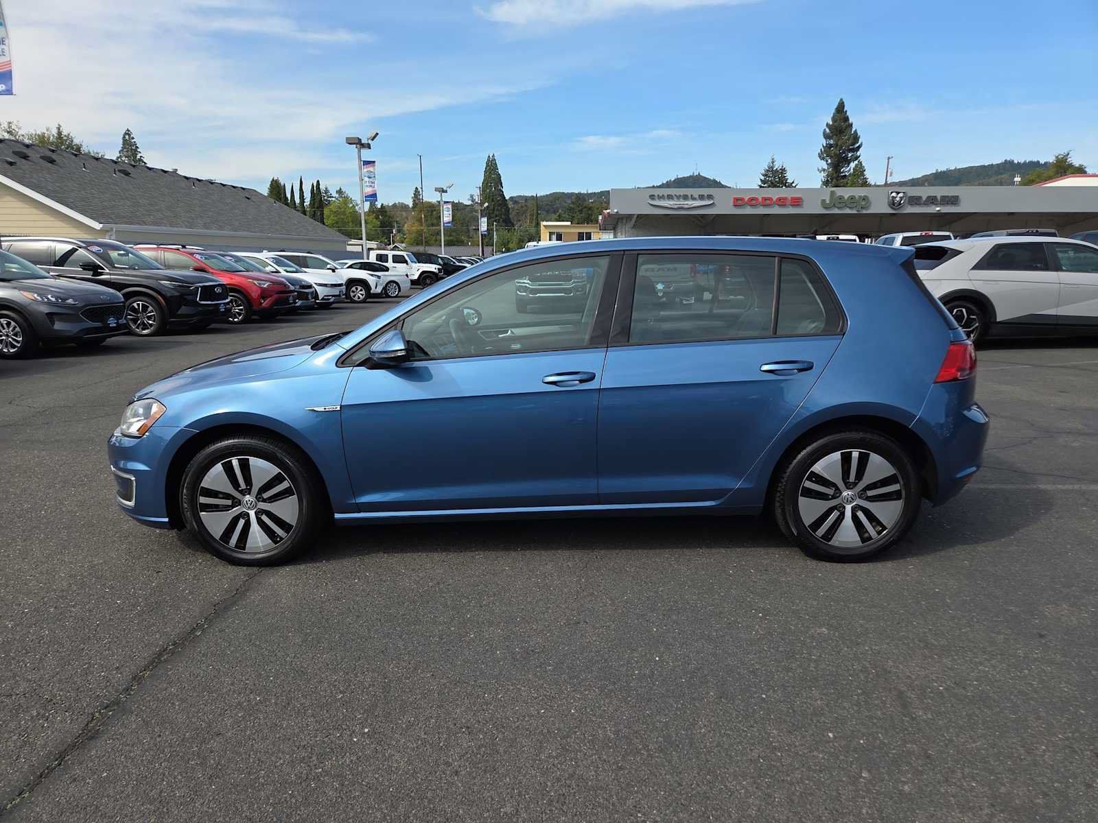 Used 2016 Volkswagen e-Golf SE w/ DC Fast Charging Package FWD image 11