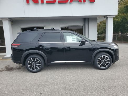 New 2026 Nissan Pathfinder Platinum image 2