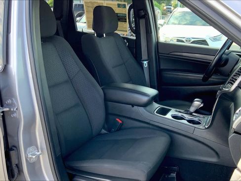 Used 2021 Jeep Grand Cherokee Laredo RWD image 9