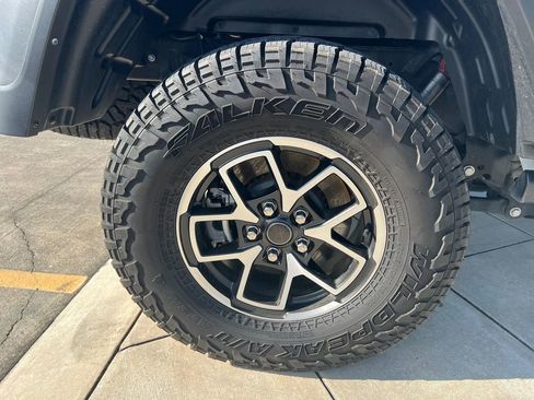 Used 2024 Jeep Gladiator Rubicon w/ Convenience Group AWD/4WD image 8