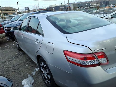 Used 2010 Toyota Camry LE image 3