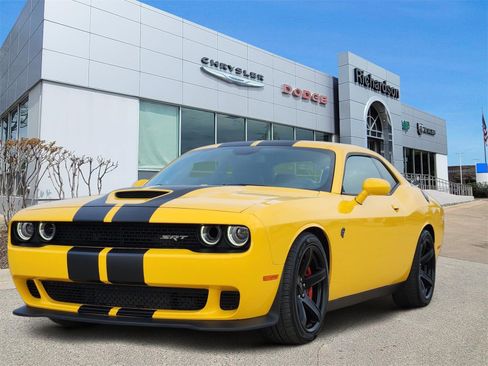 Used 2017 Dodge Challenger SRT Hellcat image 2