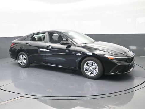 Used 2024 Hyundai Elantra SE FWD image 8