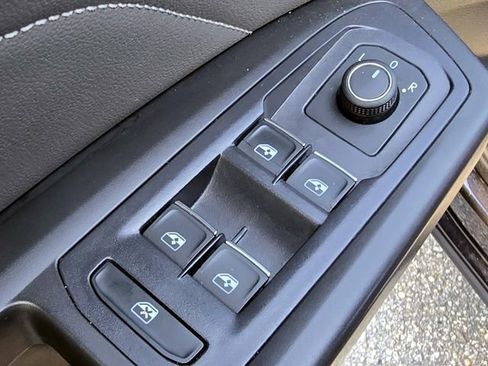 Certified 2022 Volkswagen Atlas Cross Sport SE w/ Panoramic Sunroof Package image 19