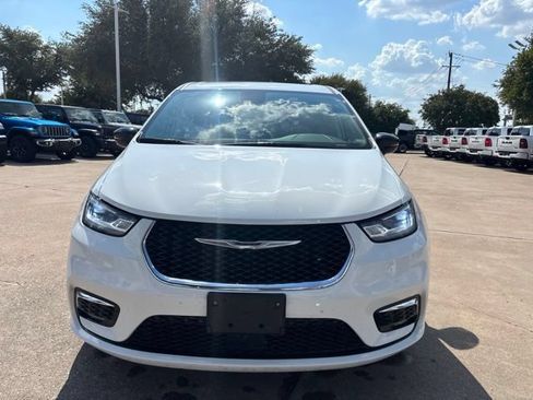Used 2024 Chrysler Pacifica Limited FWD image 2
