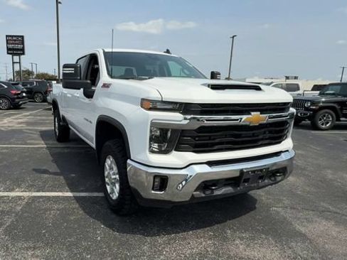 Used 2025 Chevrolet Silverado 2500 LT AWD/4WD image 3