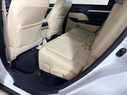 Used 2015 Toyota Highlander Plus FWD image 21