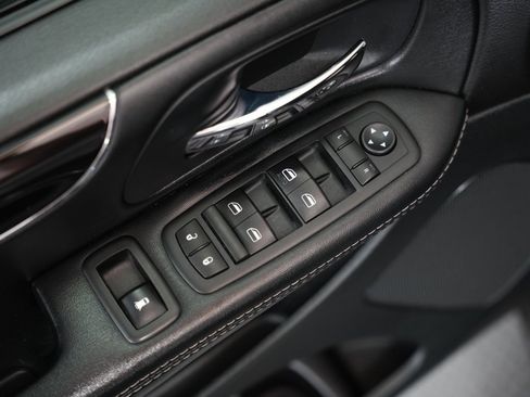 Used 2015 Dodge Grand Caravan SE image 37