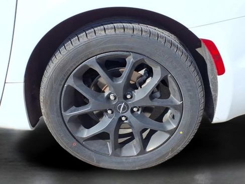 Used 2025 Chrysler Pacifica Limited image 34