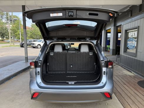 Used 2021 Toyota Highlander XLE FWD image 19