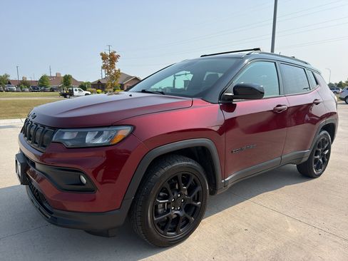 Used 2022 Jeep Compass Latitude AWD/4WD image 2