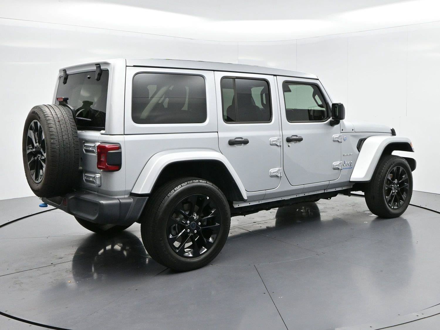 Used 2024 Jeep Wrangler Unlimited Sahara w/ Technology Group AWD/4WD image 7