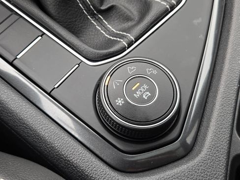 Certified 2024 Volkswagen Tiguan SE image 29