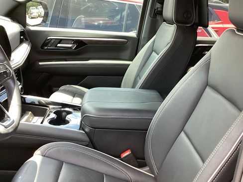 Used 2025 Chevrolet Suburban Premier AWD/4WD image 6