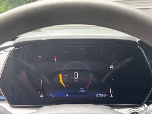 Used 2025 Chevrolet Trax LT FWD image 36