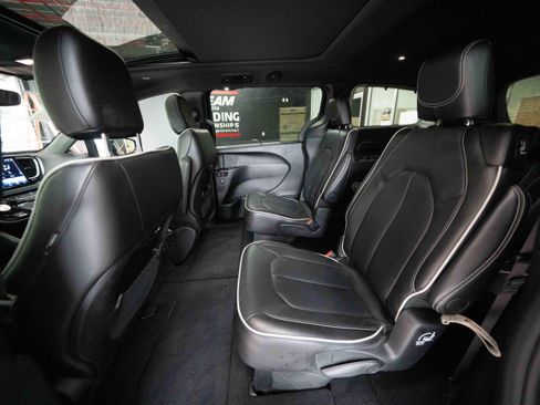 Used 2025 Chrysler Pacifica Limited FWD image 23