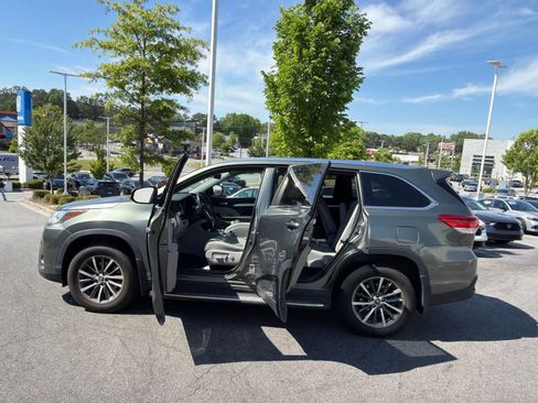 Used 2019 Toyota Highlander XLE FWD image 16