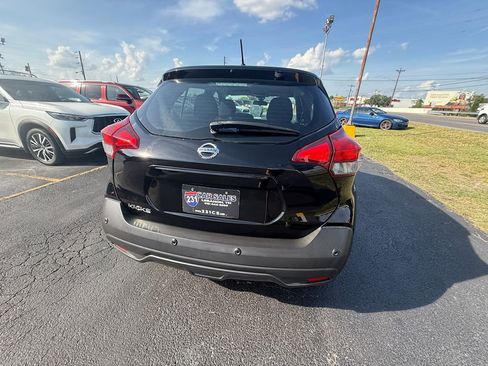 Used 2020 Nissan Kicks S image 4