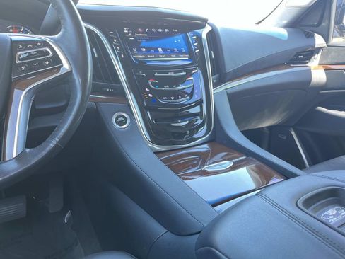 Used 2019 Cadillac Escalade ESV Luxury AWD/4WD image 15