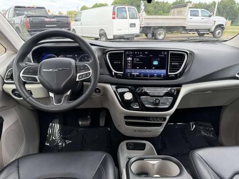 Used 2024 Chrysler Pacifica Touring-L FWD image 17