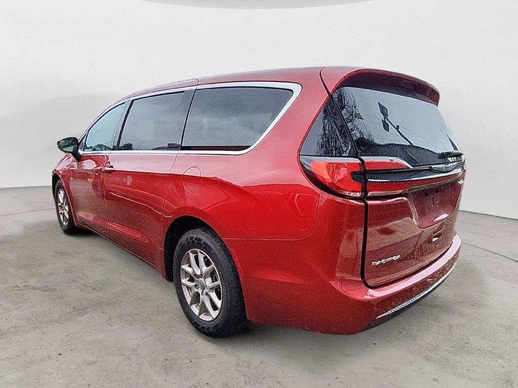Used 2024 Chrysler Pacifica Touring-L FWD image 2