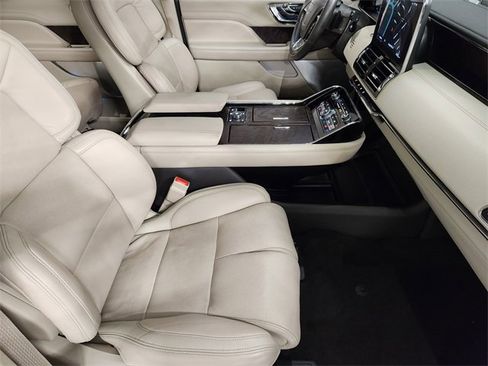 Used 2020 Lincoln Navigator Reserve w/ Luxury Package image 3