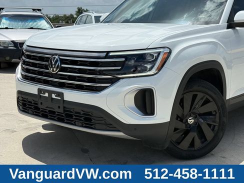 Used 2025 Volkswagen Atlas SE w/ Panoramic Sunroof Package FWD image 2