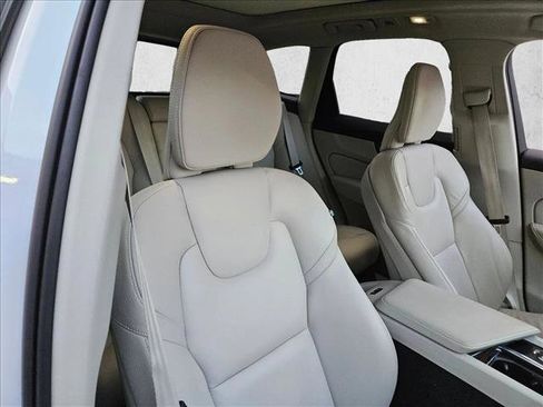 Used 2022 Volvo XC60 B5 Momentum w/ Climate Package image 22