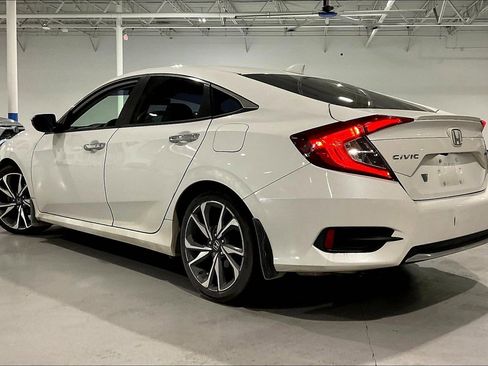 Used 2019 Honda Civic Touring image 3