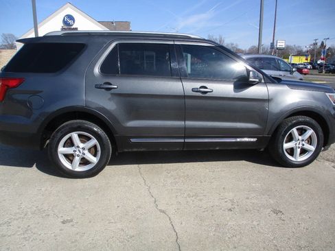 Used 2017 Ford Explorer XLT w/ Equipment Group 202A image 7