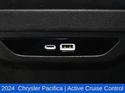 Used 2024 Chrysler Pacifica Touring-L image 25