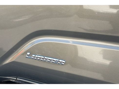 Used 2024 Toyota Tacoma Limited w/ Limited Package (LT) image 7