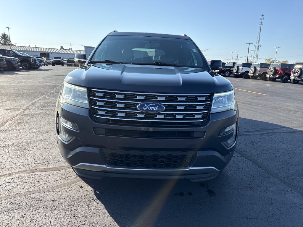 Used 2017 Ford Explorer XLT w/ Equipment Group 202A AWD/4WD image 3