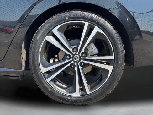 Used 2022 Nissan Sentra SR w/ SR Premium Package FWD image 13