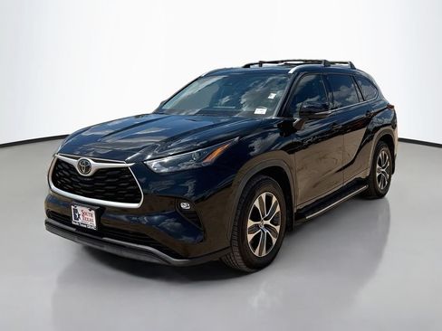 Used 2022 Toyota Highlander XLE FWD image 3