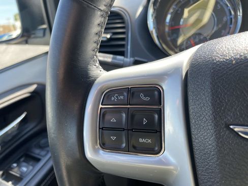 Used 2013 Chrysler Town & Country Touring image 21