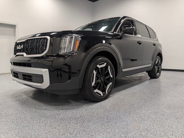 Used 2024 Kia Telluride EX w/ EX Captain's Chair Package FWD image 4