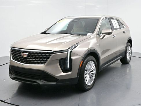 Certified 2024 Cadillac XT4 Luxury w/ Cold Weather Package FWD image 3