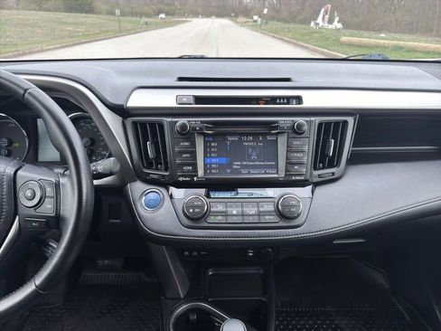 Used 2017 Toyota RAV4 XLE image 4