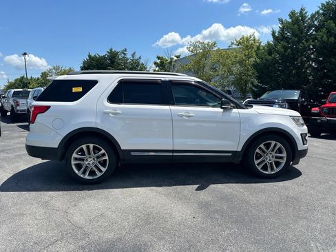 Used 2017 Ford Explorer XLT w/ Equipment Group 202A FWD image 3