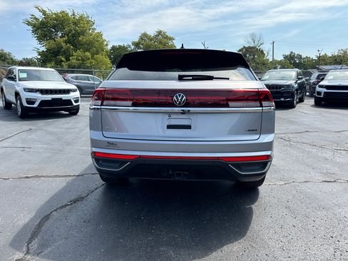 Used 2024 Volkswagen Atlas Cross Sport SE w/ Panoramic Sunroof Package image 4