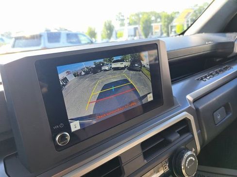 Used 2025 Toyota Tacoma SR5 AWD/4WD image 17