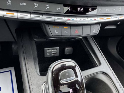 Certified 2022 Cadillac XT4 Luxury w/ Cold Weather Package image 17