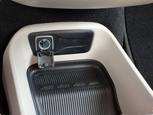 Used 2023 Chrysler Voyager LX FWD image 19