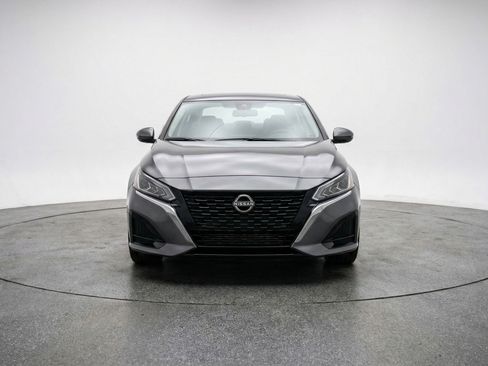 Used 2025 Nissan Altima 2.5 SV image 2