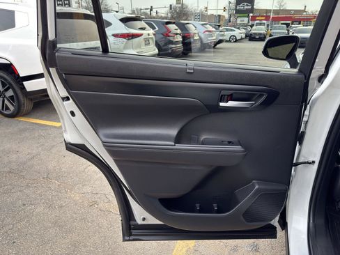Used 2023 Toyota Highlander XLE FWD image 26