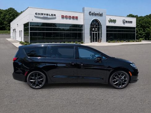 Used 2025 Chrysler Pacifica Limited FWD image 7