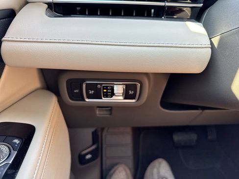 Used 2025 Lincoln Nautilus Premier AWD/4WD image 19