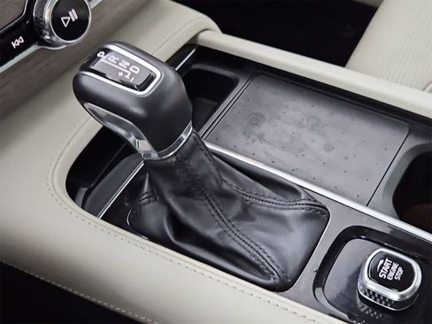 Used 2022 Volvo XC90 T6 Inscription w/ Advanced Package image 34