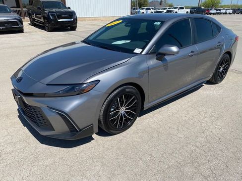 Used 2025 Toyota Camry SE w/ Convenience Package image 2